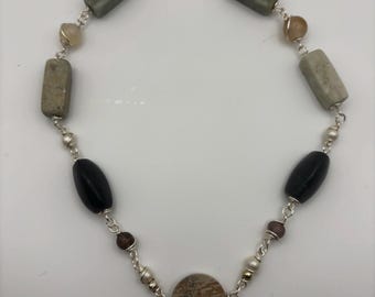 Collar con colgante de resorte falso, envuelto en alambre de cobre recubierto de plata resistente al deslustre.