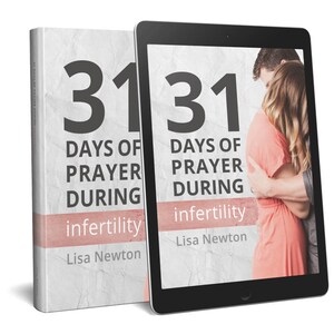 Puede incluir: Un libro blanco con una franja rosa y el texto "31 días de oración durante la infertilidad" de Lisa Newton. El libro se muestra junto a una tableta con la misma portada.