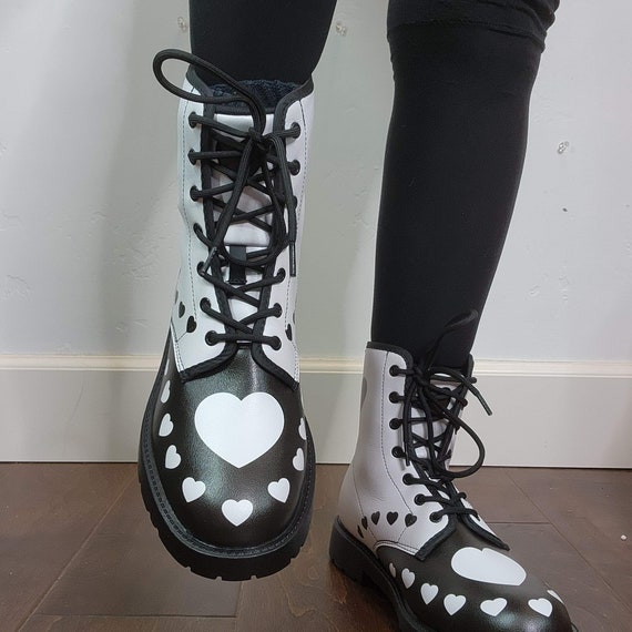 Bottes coeurs noires et blanches Taille femme 10 Taille homme 7