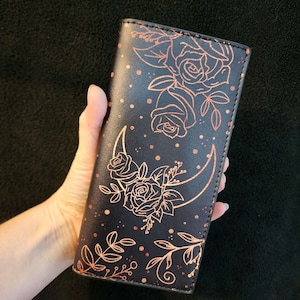 Cartera plegable negra con diseño floral de luna creciente, elegante cartera vegana de 18 cm con cierre a presión, estilo bruja.