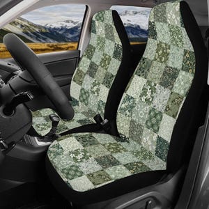 Peut inclure: Housses de siège de voiture avec un motif patchwork dans les tons de vert, blanc et gris. Les housses ont une bordure noire et sont installées dans une voiture. Le motif patchwork comprend des formes florales et géométriques.