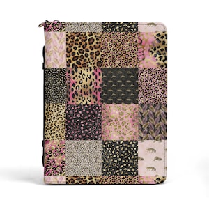 Puede incluir: Estuche rectangular con cremallera y diseño de patchwork. El diseño presenta estampados de animales en tonos rosa, negro y dorado. El estuche tiene un cierre de cremallera negro y una variedad de patrones.