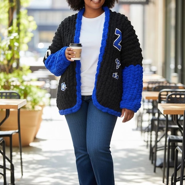 Cárdigan de punto grueso inspirado en la hermandad Zeta Phi Beta con parches personalizados.