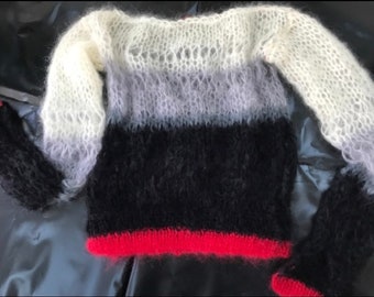 Maglione corto in mohair nero, bianco e rosso fatto a mano ispirato ai Sedizionari