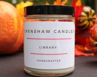 Bibliothèque Soy Candle 8oz Pot | Cadeau pour lui | Cadeau pour son | Cadeau de pendaison de crémaillère | Parfum de bougie de livre - Bougie inspirée par le livre - Bougie littéraire.