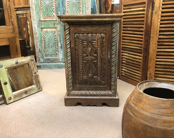 Magnifique table de chevet ancienne sculptée à la main de récupération