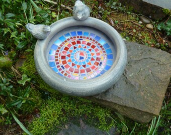 Bagno per uccelli in mosaico bulboso blu rosso