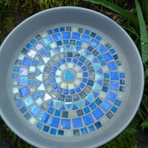 Petit bol en mosaïque, gris, beige, bleu, bain d'oiseaux