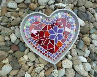 Ciotola a forma di cuore per il bagno degli uccelli in mosaico rosa rosso
