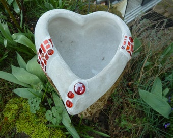 Mosaico di ciotola d'acqua con ciotola per piante a forma di cuore in cemento