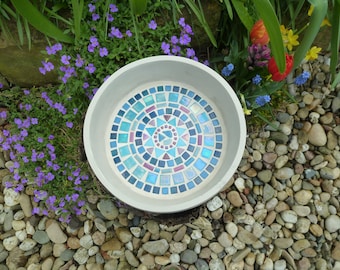 Betonschale mit Mosaik türkis lila