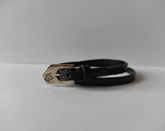 bracelet  fin en cuir et argent sterling minimaliste ,moderne, rock