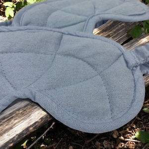 Puede incluir: Una m&aacute;scara para dormir de color azul claro con un dise&ntilde;o acolchado. La m&aacute;scara est&aacute; hecha de una tela suave y c&oacute;moda y est&aacute; dise&ntilde;ada para bloquear la luz.