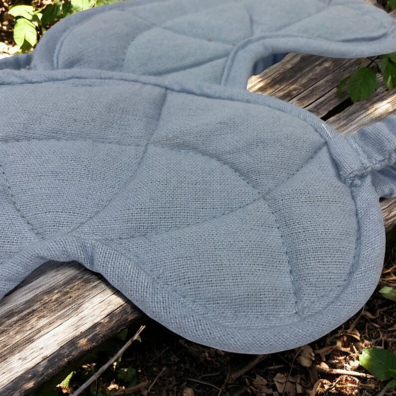 Puede incluir: Una m&aacute;scara para dormir de color azul claro con un dise&ntilde;o acolchado. La m&aacute;scara est&aacute; hecha de una tela suave y c&oacute;moda y est&aacute; dise&ntilde;ada para bloquear la luz.