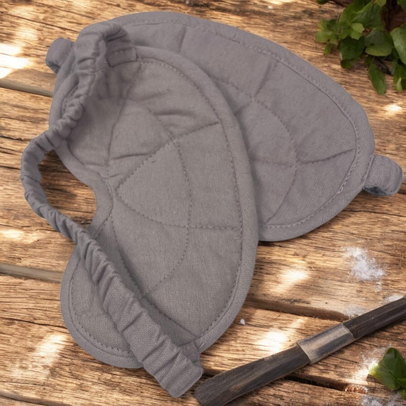 Puede incluir: M&aacute;scara para ojos acolchada gris con una banda el&aacute;stica. La m&aacute;scara est&aacute; hecha de tela suave y est&aacute; dise&ntilde;ada para bloquear la luz.