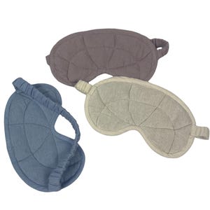 Puede incluir: Tres antifaces acolchados en diferentes colores: azul claro, beige y morado. Las m&aacute;scaras est&aacute;n hechas de tela suave y tienen una banda el&aacute;stica para ajustarse c&oacute;modamente a la cabeza.