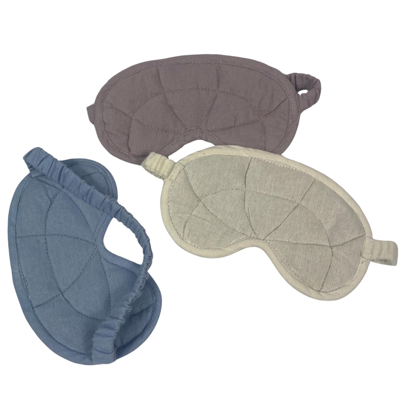 Puede incluir: Tres antifaces acolchados en diferentes colores: azul claro, beige y morado. Las m&aacute;scaras est&aacute;n hechas de tela suave y tienen una banda el&aacute;stica para ajustarse c&oacute;modamente a la cabeza.