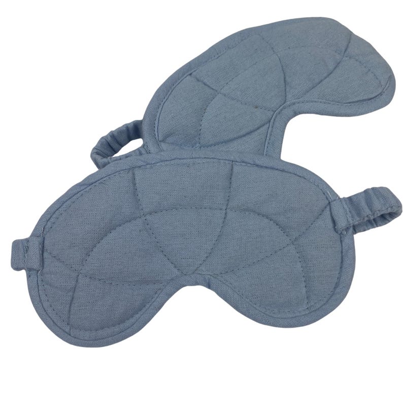 Puede incluir: Dos antifaces acolchados azules con cintas el&aacute;sticas. Las m&aacute;scaras est&aacute;n dise&ntilde;adas para bloquear la luz y promover el sue&ntilde;o.
