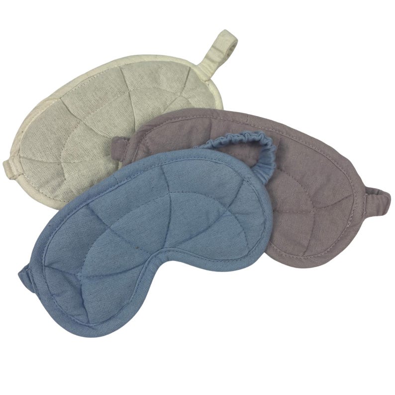 Puede incluir: Tres antifaces acolchados en diferentes colores: gris claro, morado claro y azul claro. Las m&aacute;scaras est&aacute;n hechas de tela suave y tienen una banda el&aacute;stica para ajustarse c&oacute;modamente alrededor de la cabeza.