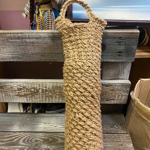 Crochet wine bag made of hemp