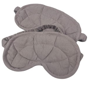 Puede incluir: Un par de antifaces acolchados grises. Las m&aacute;scaras est&aacute;n hechas de una tela suave y c&oacute;moda y tienen una forma contorneada para ajustarse c&oacute;modamente sobre los ojos.