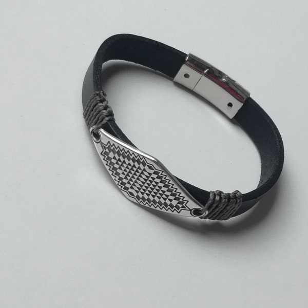 Bracelet en cuir avec plaque de métal gravée