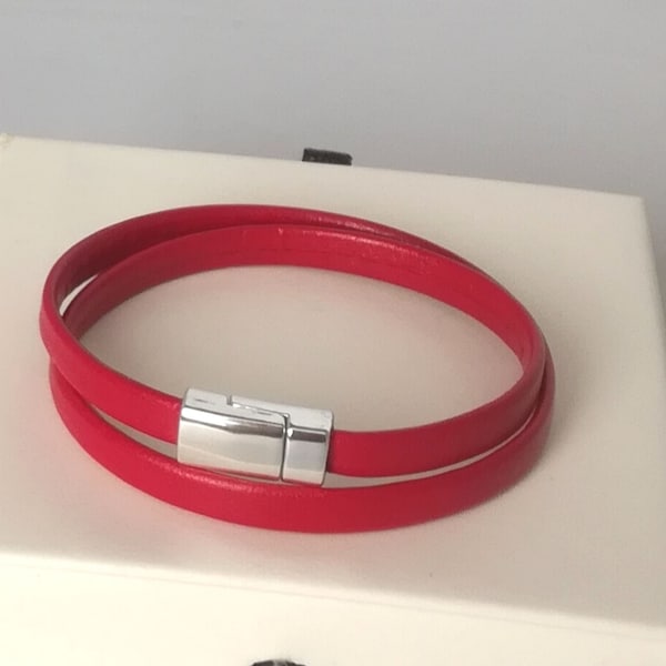 Bracelet fin double tour en cuir de coloris rouge, fermoir aimanté.