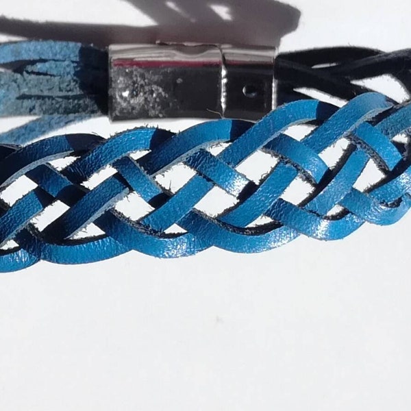 Bracelet en cuir bleu, tresse celte, fermoir aimanté