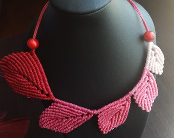 Macrame collana foglie e perle, cameo rosa rossa