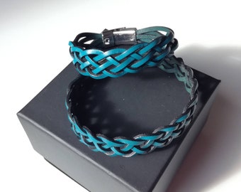 Bracelet en cuir tressé de couleur bleu canard.