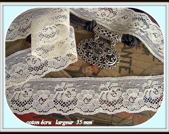 Dentelle entre deux ancienne c 1950 vendue au mètre French Vintage lace.