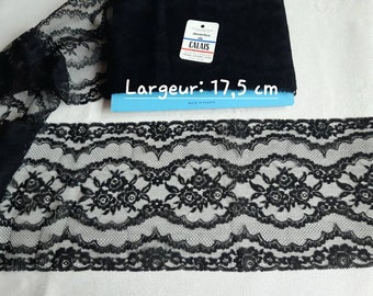 Large and very fine old black Calais lace, Leavers quality, magnificent medallion patterns, lace from the 1950s