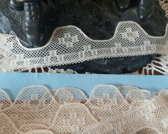 Dentelle Ancienne En Coton Écru - Motif Floral - Usages D'Ameublement Ou Couture - Occasion (Fils Cassés)