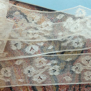 Ancienne dentelle Valenciennes entre-deux coton écru, dentelle très fine, jolis motifs floraux, années 1930, vendue au mètre image 10