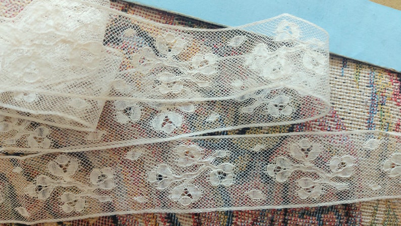Ancienne dentelle Valenciennes entre-deux coton écru, dentelle très fine, jolis motifs floraux, années 1930, vendue au mètre image 10