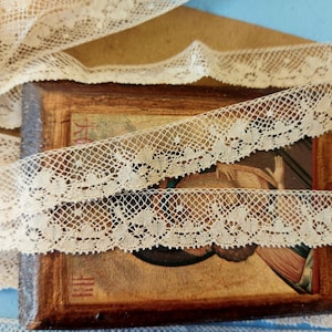 Dentelle  ancienne Valenciennes en fin fil de  coton beige pâle ,coupon de 2 mètres  x  1, 5 cm ,motifs floraux,  créations, couture