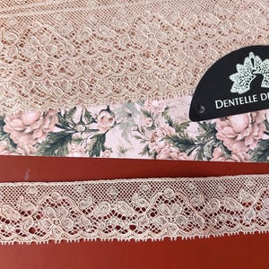 1m10 di superbo pizzo di Calais antico in cotone beige rosato degli anni '30, creazioni con motivi floreali in pizzo con bordo da 2,5 cm