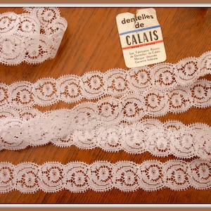 2M35 Dentelle ancienne de Calais blanche en nylon,dentelle  des années 1960  motifs de fleurs,couture,lingerie,