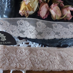 Ancienne dentelle de Calais en coton beige en 2 coupons 2 mètres + 1m70  motifs floraux créations, couture, restauration