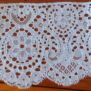 Encaje de Calais blanco antiguo de 2m50 de los años 70, encaje de borde, motivos de corazón y medallón, 9,5 cm, creación de lencería de alta costura