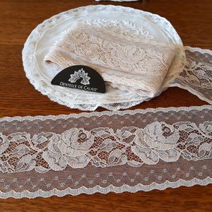 Ancienne Dentelle de Calais  beige aux motifs de grosses roses en relief, 2m 80 , très belle Dentelle Leavers des années 1970