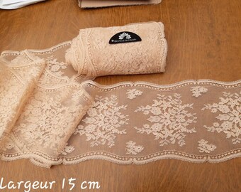 Ancienne Dentelle de Calais Leavers de coloris beige, 2m15  x 15 cm de largeur motifs floraux ,années 1970  tissu couture créations lingerie