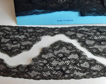 Ancienne Dentelle  de Calais "Leavers "en coton noir ,dentelle découpée "spéciale lingerie "   vendue au mètre