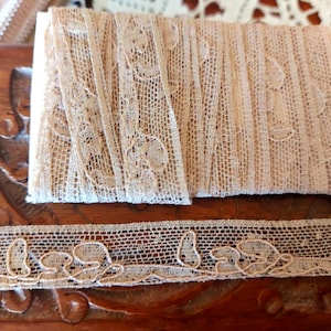 Ancienne dentelle de Calais Art Déco en coton beige rosé ,Leavers 3 mètres ,années 1930, motifs floraux créations, couture, restauration