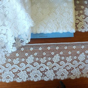 1M35 de  Dentelle de Calais blanche des années 1980 ,dentelle Vintage,dentelle fleurs, matière brillante et souple ,couture créations