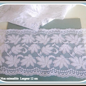 2 mètres  de Dentelle de Calais blanche ,motifs argentés  décoration couture