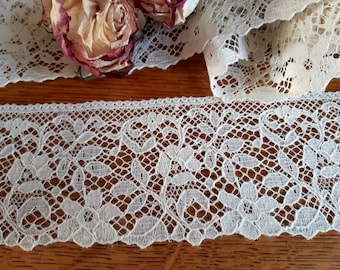 Very beautiful old Calais lace in ecru cotton Vintage lace from the 1960s, floral motifs in relief, 7cm border lace