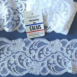 2m50 Ancienne Dentelle de Calais blanche des années 1970, motifs floraux ,matière satinée ,Mariage,couture,lingerie créations artisanales