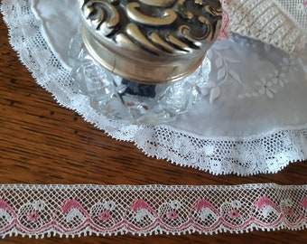 Dentelle ancienne de type Valenciennes coton écru et  rose, coupon de 3m30