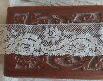 Very beautiful old slightly ecru cotton lace sold by the meter, floral patterns, border lace